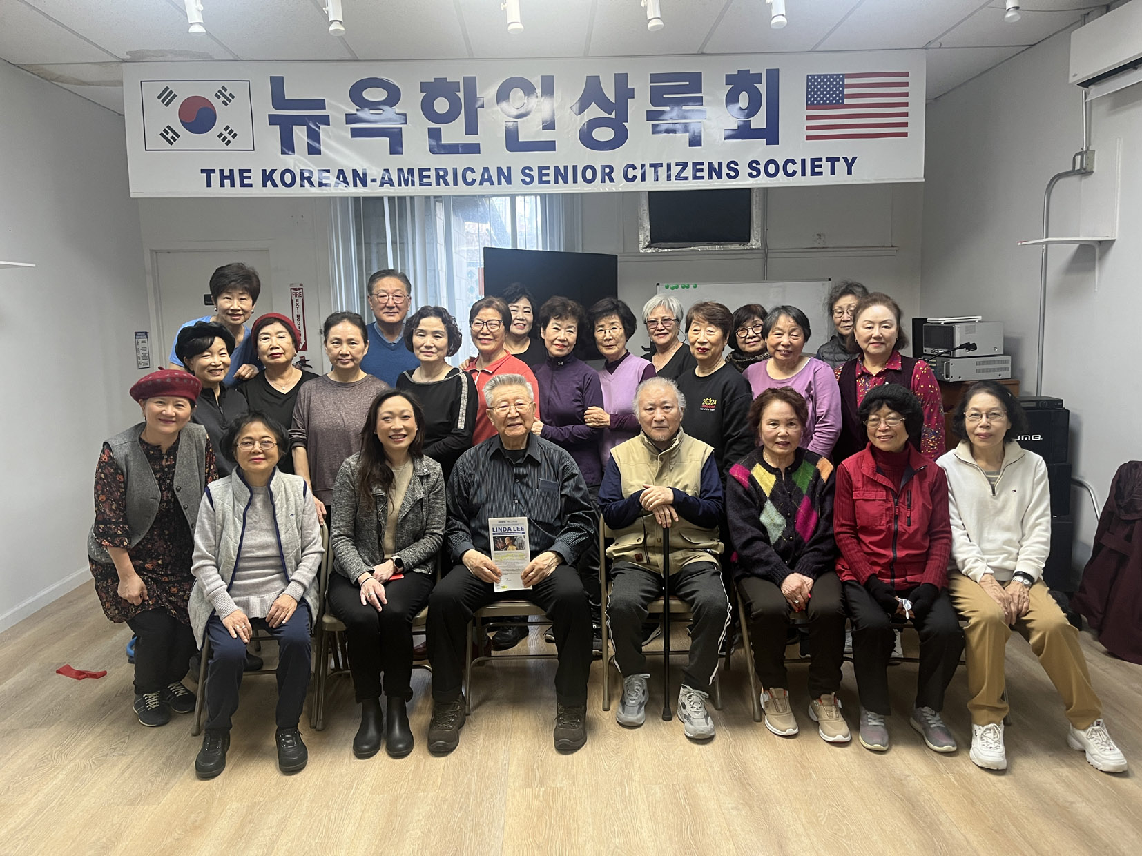대뉴욕지구한인상록회(회장 조원훈)는 지난달 11일 상록회관에서 린다 이 뉴욕시의원(민주 23선거구) 주관으로 뉴욕시 거주 시니어들의 복지 향상을 위한 세미나를 개최했다. 이날 세미나에서는 노인 아파트 신청과 메디케어 등에 대한 자세한 정보가 제공됐다. [대뉴욕지구한인상록회] 