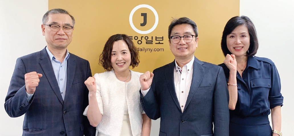 미 동부지역에 진출한 CBB뱅크 관계자들이 1일 뉴욕중앙일보를 방문해 동부 진출 전략과 포부를 밝힌 뒤 파이팅을 외치고 있다. 왼쪽부터 김일하 부행장, 김은교 본부장, 박승호 전무, 이문영 본부장.