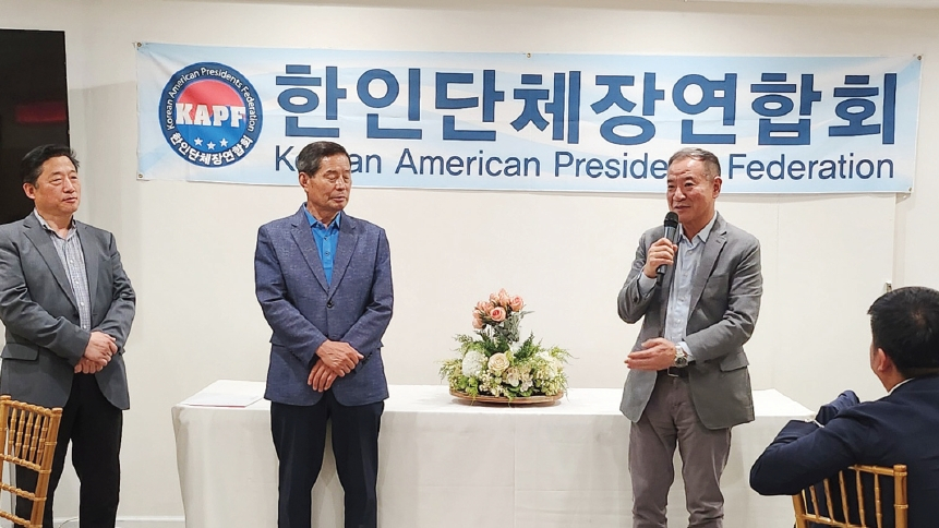 한인단체장연합회는 지난달 30일 퀸즈 플러싱 산수갑산2 식당에서 정기 모임을 갖고, 2대 운영위원장에 정영훈 전 미주드라이클리너연합회 회장(오른쪽)을 선임했다. 곽호수 회장(가운데)은 “이명석 운영위원장(왼쪽)이 5월 1일부터 제39대 뉴욕한인회장으로 임기를 시작함에 따라, 지난 운영위원회 모임에서 정영훈 운영위원을 선임하게 됐다”고 밝혔다. 신임 정 운영위원장이 인사말을 하고 있다.  [한인단체장연합회]