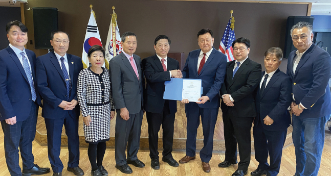 지난 1일 맨해튼 뉴욕한인회관에서 마지막 인수인계위원회 모임을 갖고 인수인계 절차를 마무리한 39대 이명석 뉴욕한인회장(가운데)과 38대 김광석 회장(오른쪽 네 번째). [사진 뉴욕한인회]