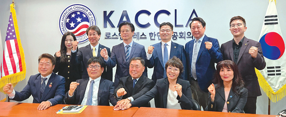 지난 6일 LA상공회의소에서 회장 후보 등록 마감과 정견 발표를 마치고 후보 회장단과 선거관리위원회 관계자들이 공정 선거를 다짐했다. 왼쪽 두번째부터 정상봉 후보, 김춘식 선거관리위원장, 김지나 후보.
