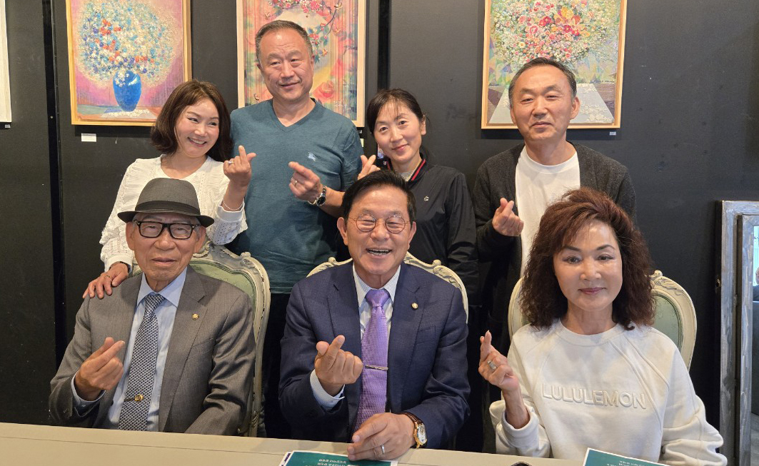 오렌지샌디에이고 평통(회장 설증혁, 이하 평통) 임원들은 지난 5일 부에나파크의 한식당 강남하우스에서 탈북민 단체 임원들과 만나 간담회를 가졌다. 평통은 오는 7월 탈북민 자녀 장학금 전달 행사를 열 예정이다. 평통 조선환(앞줄 왼쪽부터) 고문, 설증혁 회장, 주수경 재무간사가 미주북한인권통일연대 권정순(뒷줄 맨 왼쪽) 회장을 비롯한 탈북민 단체 임원들과 함께 자리했다. [평통 제공]