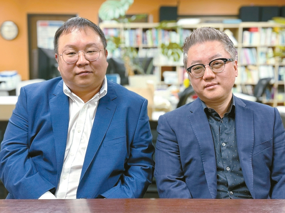 지난 5일 본보 샌디에이고 지사를 방문한 더산로그룹의 김재영 변호사와 마이클 이 변호사가 샌디에이고 한인들을 위한 서비스 계획을 밝히고 있다. 왼쪽부터 김재영, 마이클 이 변호사.