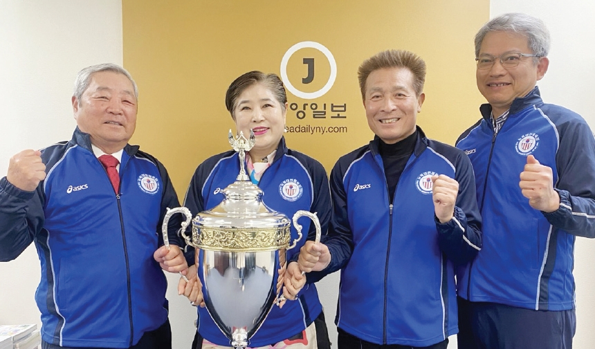 9일 열리는 미주체전 결단식 및 후원의 밤, 후원 골프대회 홍보차 뉴욕중앙일보를 방문한 뉴욕대한체육회 최미경 회장(왼쪽 두 번째) 및 임원진들.