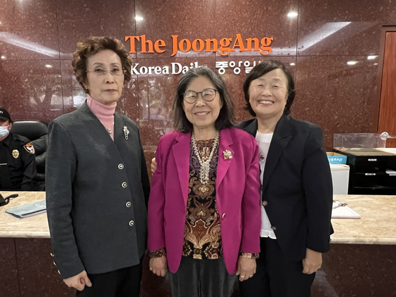 미주한국어교육장학재단 안진(왼쪽부터) 장학위원장, 나영자 이사장, 이혜심 부이사장이 장학생 모집을 알리고 있다.