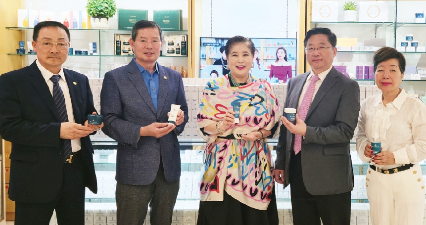 고급 화장품 브랜드로 잘 알려진 ‘K-가디언스’의 최미경 대표가 지난 4일 뉴욕한인회에 화장품 500세트를 기증했다. 퀸즈 플러싱 코리아빌리지내에 위치한 K-가디언스 매장에서 진행된 이날 전달식에는 곽호수 이사장, 권오봉 차석부회장, 이에스더 이사가 함께했다.  [뉴욕한인회]