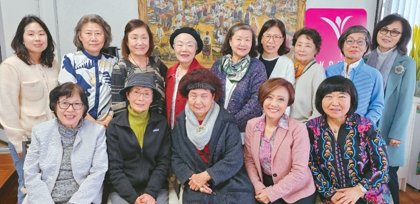 남가주 경운회 북클럽 소속 초기 회원들이 3일 모임을 마치고 함께 자리했다. 북클럽은 젊은 동문 리더들과 만남을 통해 활발한 소통을 이어간다는 방침이다. [남가주 경운회 북클럽 제공]  