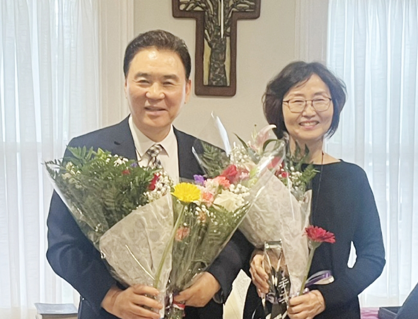 개신교 수도원수도회(원장 김에스더 목사)는 지난 5일, 뉴저지 밀알선교단 강원호 목사에게 ‘2025 경건한 목회자상’을 수여했다. 강 목사는 인사말에서 “제가 한 것은 오래 인내한 것 밖에 없고 밀알의 열매는 주님께서 주셨습니다”며 더 인내하라는 주님의 격려로 생각한다고 말했다.  [뉴저지밀알선교단]