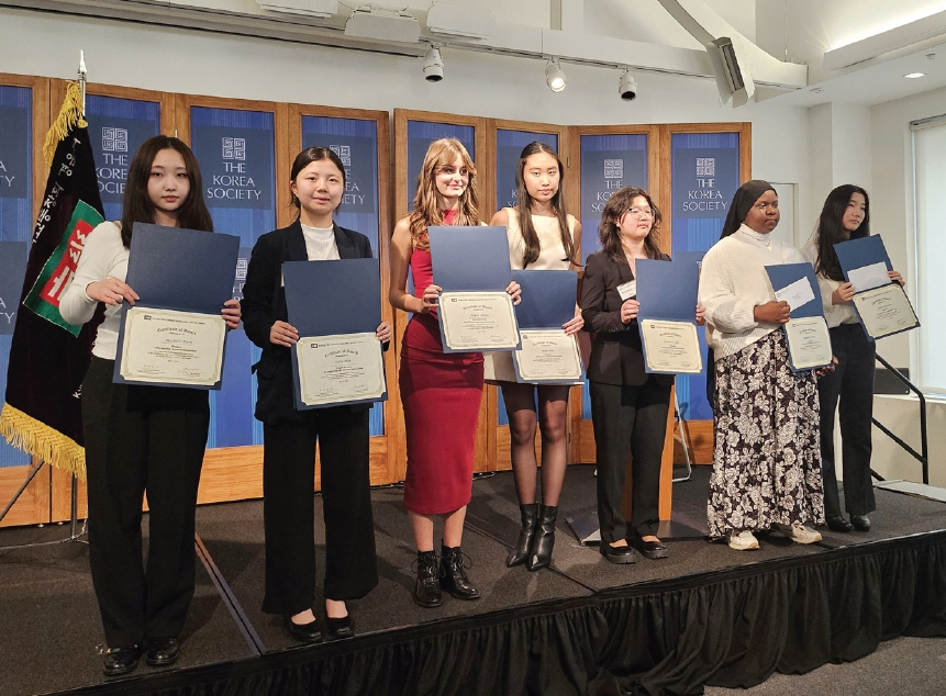 대뉴욕지구 경기여고 동창회(회장 강용진) 산하 경운장학회(회장 곽인영)는 지난 3일 맨해튼 코리아소사이어티에서 제15회 영어웅변대회를 가졌다. 올해 주제는 ‘내가 경험한 한국 문화’로서 미 전역 9학년부터 12학년의 한국계와 비한국계 고등학생 약 70여명이 경쟁했다. 대상은 일리노이주 쥴리아 민 학생에게 돌아갔다.  [경운장학회]