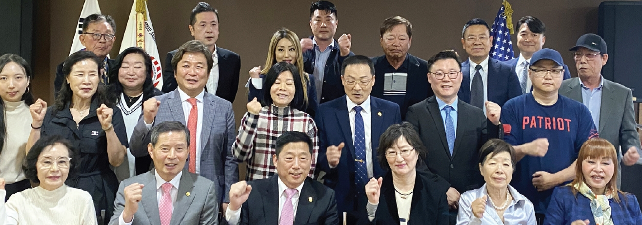 39대 뉴욕한인회가 6일 맨해튼 뉴욕한인회관에서 첫 합동회의를 개최했다. 이명석 뉴욕한인회장은 지난주 집행부 인선을 마쳤으며, 수석부회장에 김경화 37대 수석부회장, 상임부회장에 음갑선 38대 문화 수석부회장 등 20명의 부회장과 6명의 임원을 임명했다.  [뉴욕한인회]