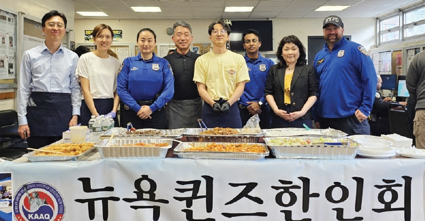 퀸즈한인회가 지난 7일 퀸즈 베이사이드 소재 111경찰서를 방문해 100인분의 한식 점심 식사를 제공했다. 이날 점심 나눔 행사에는 50여명의 경찰관들이 참석했고, 남은 음식은 교대 근무를 하는 경관들을 위해 경관 휴게소에 비치됐다.  [퀸즈한인회]