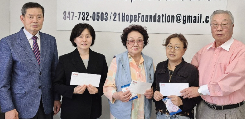 1희망재단(이사장 김준택)은 지난 7일, 최근 요도증으로 인해 신장투석을 받으며 생계에 어려움을 겪는 한인을 포함해, 생활고에 시달리는 동포, 그리고 홀로 아들을 키우는 싱글맘 등 세 가정에 각 700달러씩 총 2100달러의 지원금을 전달했다.  [21희망재단]