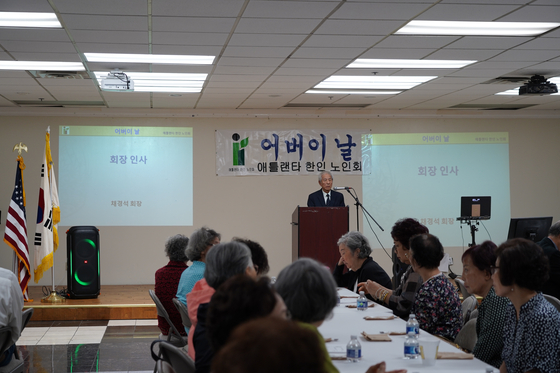 어버이날 기념행사에서 채경석 회장이 인삿말을 하고 있다.