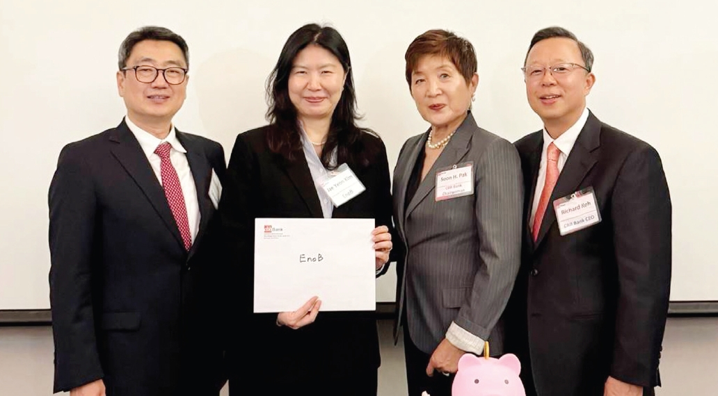 CBB은행(행장 리차드 고)은 지난 8일 뉴저지주 포트리 더블트리호텔에서 열린 포트리 지점 그랜드오프닝 행사에서 문화복지 비영리단체 이노비(EnoB)에 5000달러 후원금을 전달했다. LA에 본점을 둔 CBB은행은 뉴욕·뉴저지 시장 공략에 본격적으로 나섰으며 이번에 뉴저지 지점을 공식 개점하고 본격적인 영업을 시작했다.  [이노비]