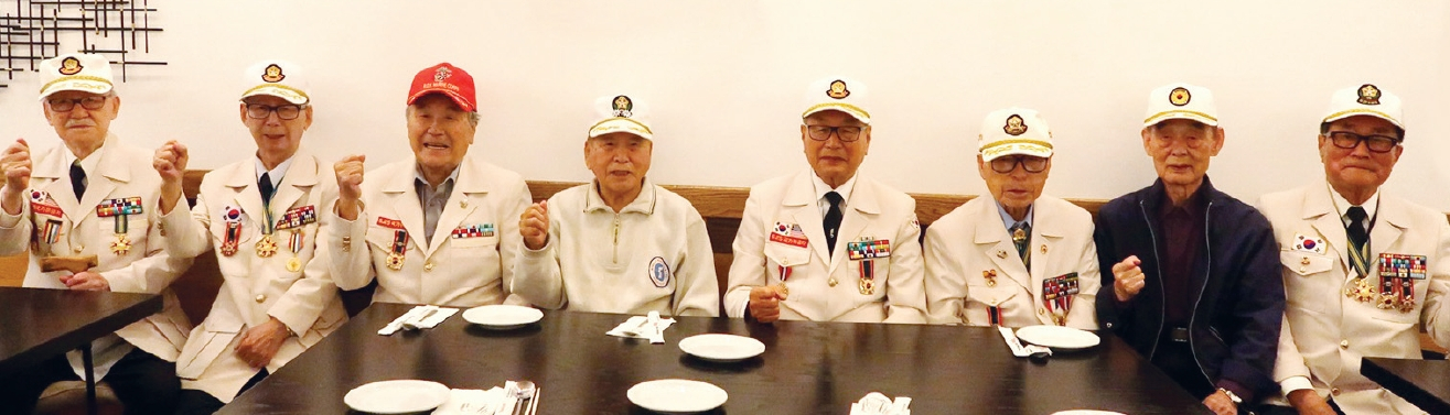 대한민국6·25참전유공자회 뉴욕지회는 지난 8일 플러싱 160BBQ 연회장에서 5월 월례회를 개최했다. 박종대 회장(오른쪽)은 “다음달 25일 ‘한미6·25참전용사 합동 오찬회’에 한인사회의 적극적인 참여와 후원을 당부한다”고 전했다. [대한민국6·25참전유공자회 뉴욕지회]