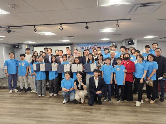 통일골든벨 참가자와 입상자, 관계자가 한 자리에 모여 기념촬영을 하고 있다.