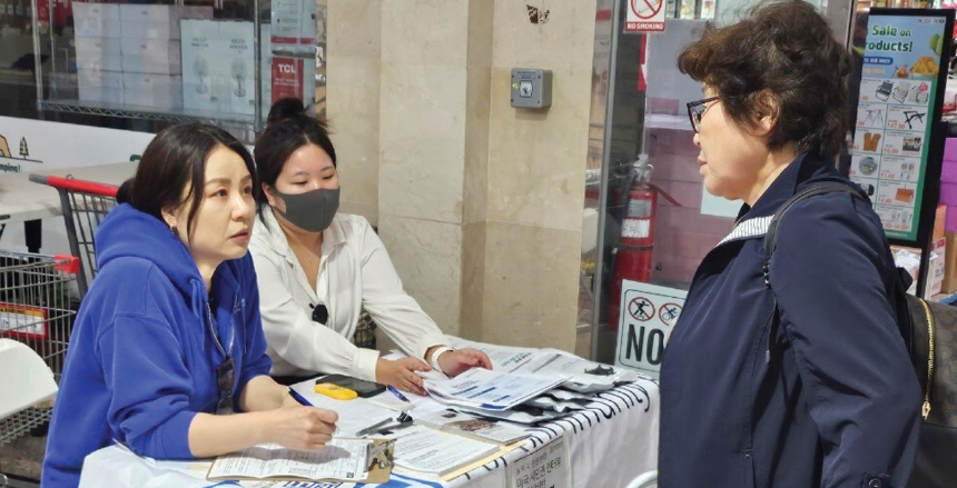뉴저지 민권센터는 오는 6월 10일 예비선거를 앞두고 유권자 등록과 선거 안내 활동을 펼쳤다. 지난 8일 H마트 리지필드점에서 한인 주민들과 만났다.  [민권센터]