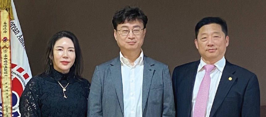 서울중앙지방법원의 안동철 부장판사(가운데)가 지난 6일 뉴욕한인회관을 예방했다. 그는 뉴욕주 퀸즈법원을 방문해 뉴욕의 사법시스템 현장을 살펴본 후 한인동포사회에 인사하기 위해 한인회관을 찾았다. 그는 “재외동포와 관련한 실정법에 더 관심을 갖겠다”고 했다.  [뉴욕한인회]