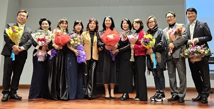 남가주한인음악가협회(회장 오성애, 이하 음악가협회)가 지난 3일 세리토스 칼리지 퍼포밍 아트센터 리사이틀 홀에서 개최한 '2025 창작가곡제'가 93석의 객석이 모두 들어차는 성황을 이뤘다. 창작가곡제에선 소프라노 지경, 민승연, 테너 오위영, 바리톤 채홍석 등이 미주 한인 문인들의 작사에 멜로디를 붙인 11곡을 선보였다. 행사 후 출연진과 음악가협회 관계자가 무대에 모였다.  [남가주한인음악가협회 제공]