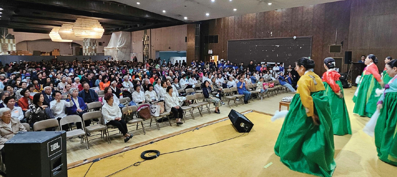 뉴욕한인봉사센터(KCS)가 10일 베이사이드 본관에서 개최한 ‘제36회 어버이 감사의 날 및 건강 박람회’에 한인 시니어와 지역 주민 1000여명이 몰려 뜻깊은 시간을 가졌다. 화창한 봄 날씨 속 행사장을 찾은 어르신들이 문화 공연을 감상하고 있다. 이날 KCS는 건강 정보와 무료 상담, 도시락과 선물, 포토부스 등 다양한 서비스도 함께 제공했다.  [KCS]