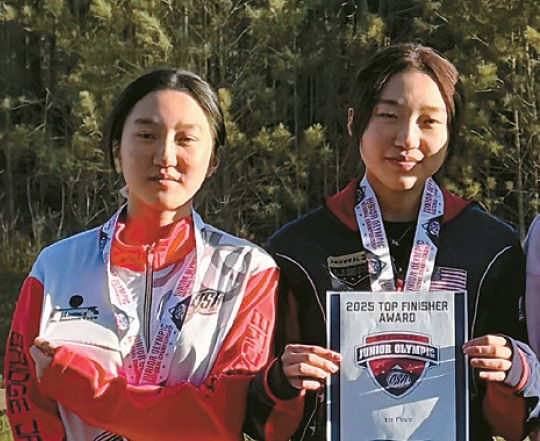 지난달 12일 열린 내셔널 주니어 올림픽 사격대회에서 레이첼 김(오른쪽) 양이 금메달을, 루시아 김 양이 은메달을 차지하며 나란히 시상대에 올랐다. [라이즈 주니어 슈팅클럽 제공]