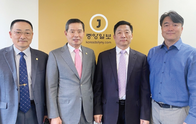 2025 뉴욕한인회 기금마련 골프 대회 홍보 및 당선 인사차 13일 뉴욕중앙일보 본사를 방문한 이명석 제39대 뉴욕한인회장(오른쪽 두 번째)과 한인회 관계자들.왼쪽부터 권오봉 차석부회장, 곽호수 이사장, 이 회장, 이우혁 재무부회장.