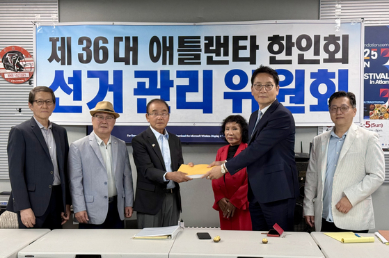 박은석 후보(오른쪽 2번째)가 비대위 선관위에 등록 서류를 제출했다.