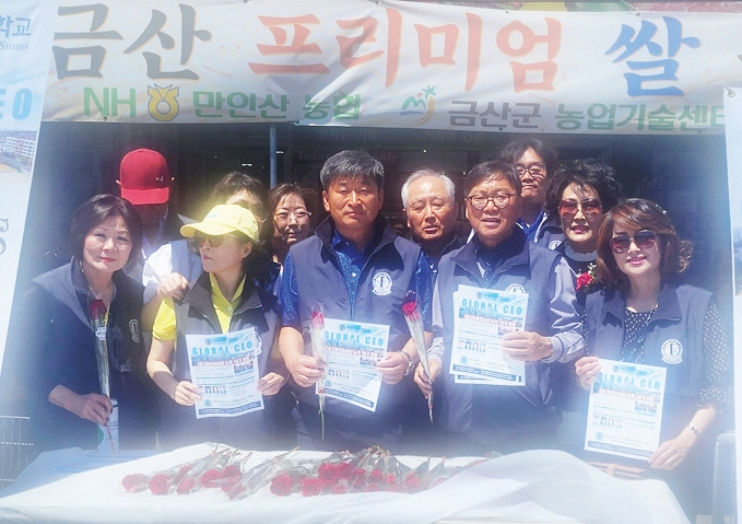 한국외대 G-CEO 뉴욕 총원우회(회장 이시화)는 지난 11일 마더스데이를 맞아 뉴욕 뉴마트와 뉴저지 한남체인 앞에서 장미 600송이를 나누는 카네이션 달아주기 행사를 열고 이민 1세대 부모들에게 감사의 마음을 전했다.  [한국외대 G-CEO 뉴욕총원우회]