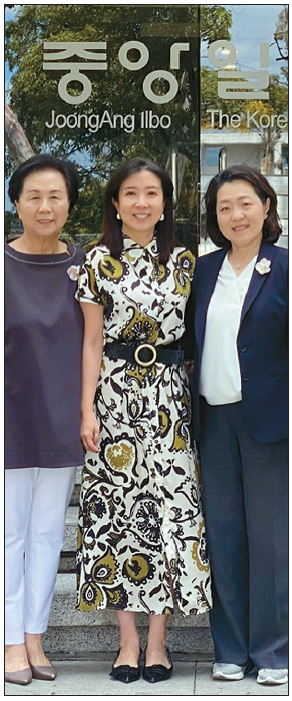 이화여자대학교 남가주 동문 합창단이 지난 13일 본지를 방문했다. (오른쪽부터)조혜진 동창회장, 김종숙 지휘자, 오명애 단장.