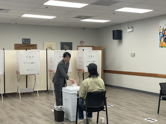 시카고를 비롯한 중서부 지역 투표소 4곳에서 20일 제 21대 대선 재외선거가 일제히 시작됐다. 사진은 이날 한울북부사무소에 마련된 시카고 투표소서 김정한 총영사가 투표를 하고 있다.