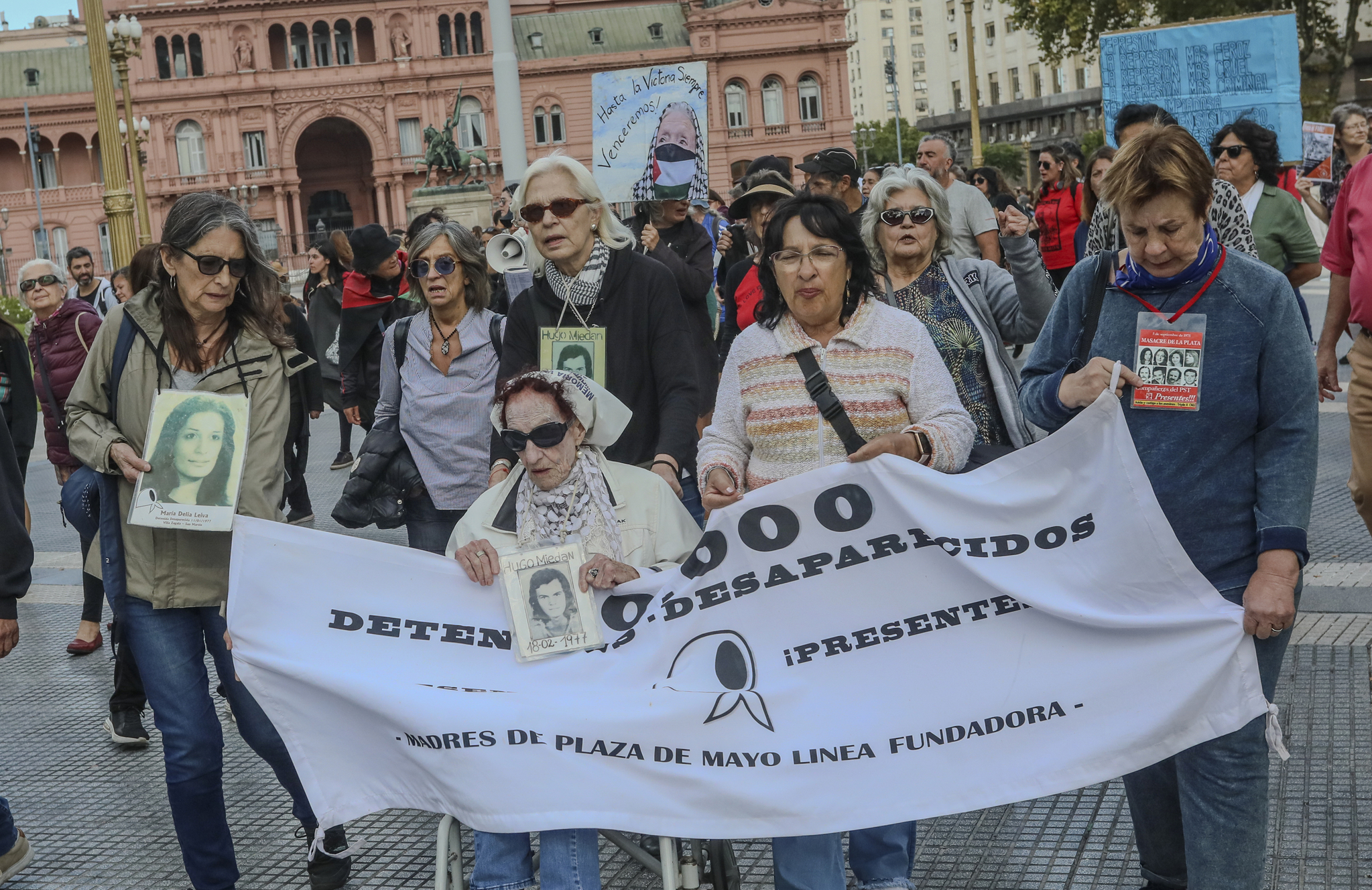 부에노스아이레스 대통령궁 앞 5월 광장에서 ‘5월 광장의 어머니들(Madres de Plaza de Mayo)’이 군부독재 시기 실종된 자녀들을 기리며 행진하고 있다. 실종자 어머니와 가족들은 손에는 자녀의 생전 사진과 실종 당시 기록을 들고 40년 넘게 이어온 매주 목요일 시위를 계속하고 있다. 이들의 휠체어와 머릿수건, 침묵 속 행진은 지금도 진실과 정의를 요구하는 아르헨티나 사회의 오래된 외침이다. 김상진 기자