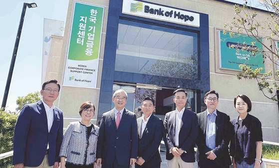케빈 김(왼쪽에서 세 번째) 행장, 김규성(왼쪽에서 두 번째) 수석 전무, 이종훈(가장 왼쪽) 부행장 등 뱅크오브호프 한국 기업금융 지원센터의 관계자들이 현판식에서 개소를 축하하고 있다. 김상진 기자.