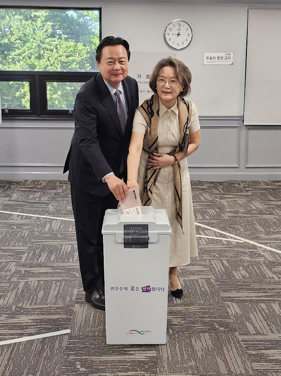 20일 조현동 주미대사가 부인과 함께 투표용지를 투표함에 넣고 있다.