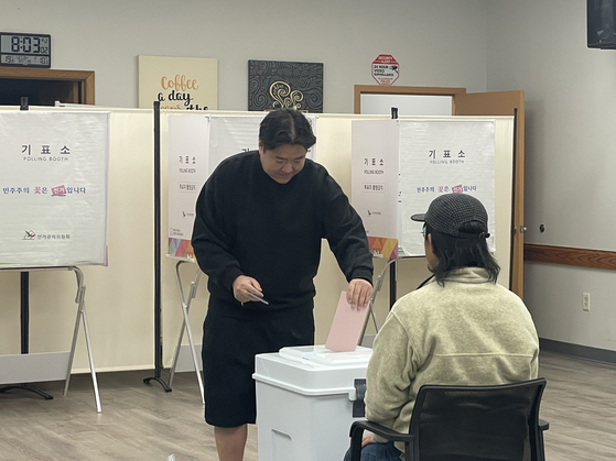 20일 한울북부사무소에 마련된 시카고 투표소서 한상우씨가 첫번째로 투표하고 있다.