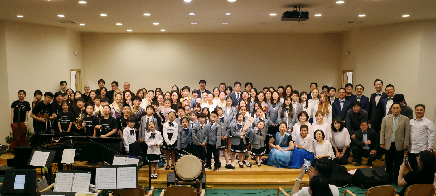 뉴욕기독교예술선교회는 지난 17일 뉴욕 참교회에서 제9회 정기 찬양연주회를 개최했다. 캄보디아 웨스트민스터 신학교를 후원하기 위해 열린 이번 콘서트에서 클래식 앙상블, 오케스트라, 합창단, 뮤지컬 팀, 국악 선교단 등이 한 시즌 동안 준비한 하나님의 사랑을 찬양했다. [뉴욕기독교예술선교회] 