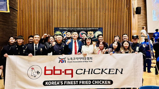 뉴욕코리아타운협회는 20일 맨해튼 원폴리스플라자에서 열린 뉴욕시경(NYPD) 주최 아시안 아메리칸 유산의 달 행사에 참여했다. 이번 행사에 한식세계화추진위원회(회장 문준호)는 잡채, 불고기, 김치 등 한식을, 비비큐(bb.q) 치킨은 300마리의 비비큐 치킨을 후원했는데, 이영희 회장은 “NYPD 간의 우호적 협력 관계를 강화해 한인 커뮤니티의 긍정적인 이미지를 알릴 수 있도록 노력하겠다”고 밝혔다. [뉴욕코리아타운협회]