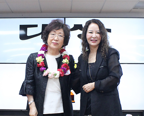 대상을 받은 강외숙(좌)씨와 유성 한국홈케어 대표.