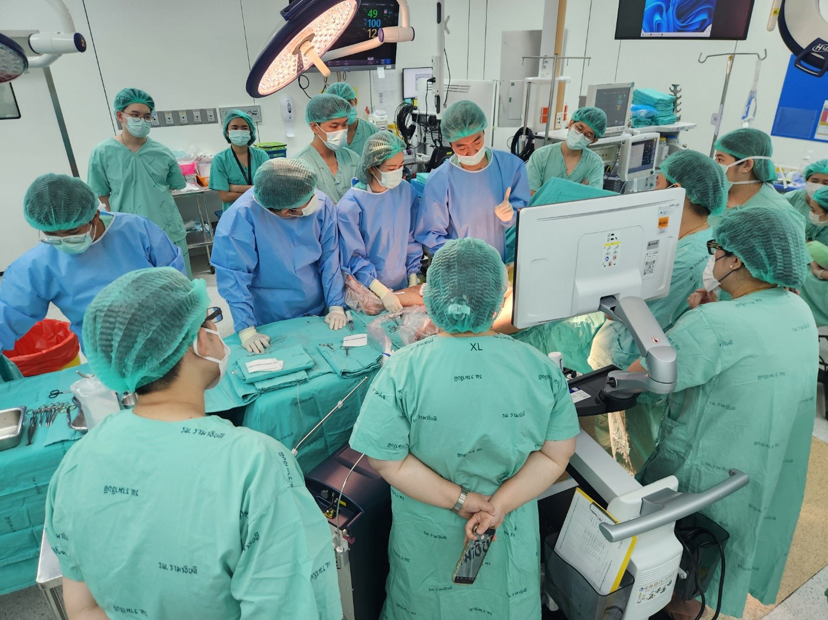 해외 의료진을 대상으로 수술을 시연중인 박인수 대표원장. [사진 참하지외과]