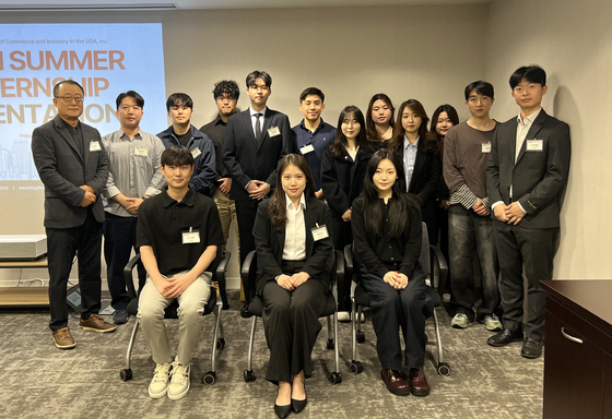 미한국상공회의소(KOCHAM: 회장 박호찬)는 23일 뉴욕시 맨해튼 한국무역협회 대회의실에서 여름 인턴십 최종 선발자를 대상으로 오리엔테이션을 개최했다. 선발된 17명의 학생들은 학년, 전공 및 특기사항을 고려해 뉴욕 및 뉴저지 등에 위치한 KOCHAM 회원사에 배치돼 오는 8월 15일까지 12주간 인턴으로 근무하게 된다. [미한국상공회의소] 
