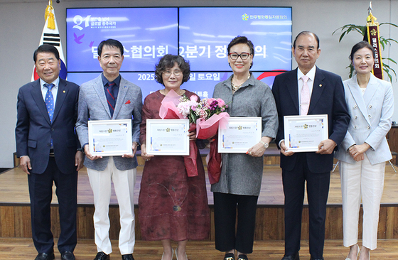 자랑스런 평통인상 수상자들이 오원성(맨 왼쪽) 회장, 김미희(맨 오른쪽) 간사와 사진을 촬영하고 있다.