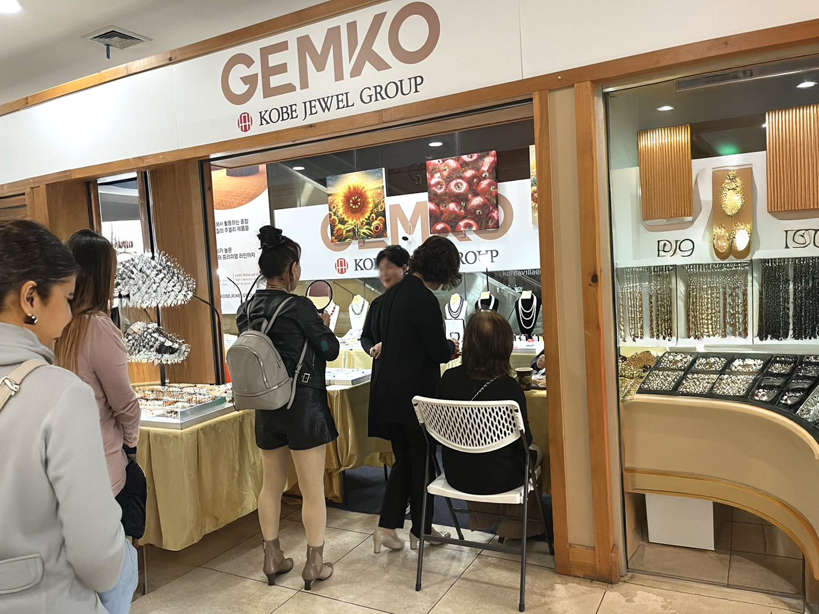 보석계의 명가 젬코(GEMKO)가 26일(월)부터 31일(토)까지 플러싱 젬코 특별매장에서 실시하고 있는 매장 창고정리 세일 행사에 고객들이 붐비며 인기가 폭발하고 있다. 젬코는 관세여파로 보석류 가격인상이 불가피한데도 불구하고 코리아빌리지 1층 매장에서 인기 보석제품을 최대 88%까지 세일하고 있다. [젬코] 