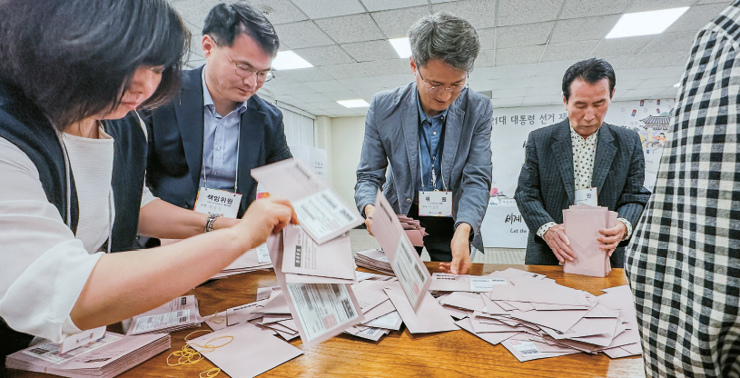 제21대 대통령선거의 국외부재자 투표가 25일 마감됐다. 투표가 끝난 뒤 정광식(왼쪽 두 번째) 재외선거관 등 선거관리 위원들이 투표 용지를 분류하고 있다. 김상진 기자