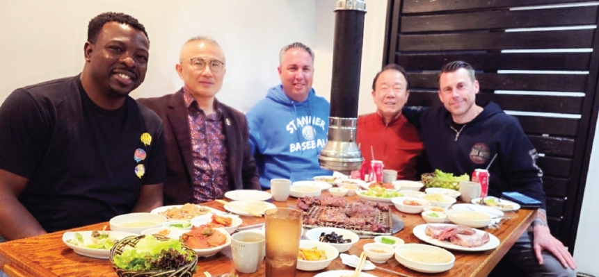뉴욕한인사법경찰자문회 수석부회장 제임스 최는 23일 플러싱 김차열 명품갈비 식당에서 NYPD 퀸즈 북부 순찰대 대장 브라이언 헤네시 Assistant Chief와 점심식사 미팅을 했다. 이 자리에서 최 부회장은 맨해튼 경찰서에 근무 중인 2명의 한인 경관을 한인 밀집지역인 109 경찰서와 111 경찰서에 배치해 줄 것을 당부했다.  [뉴욕한인사법경찰자문위원회]