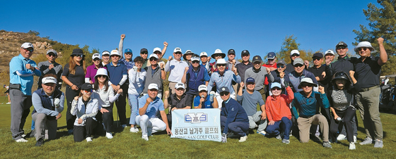 용산고등학교 남가주동문회 골프회원들의 단체 사진. [동문회 제공]