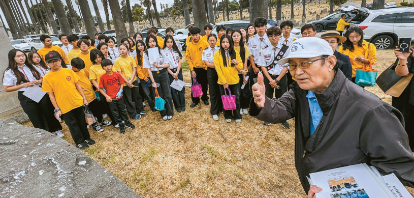 24일 진행된 독립유공자 묘비 청소 행사에서 민병용(맨 오른쪽) LA한인역사박물관 관장이 화랑청소년재단 학생들에게 로즈데일 독립유공자 묘소의 역사적 배경에 관해 설명하고 있다. 김상진 기자