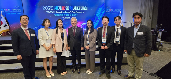 동남부 한인 차세대들이 이상덕 재외동포청장과 기념사진을 찍었다.