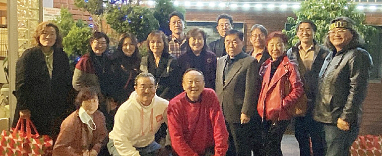 지난해 열린 충남대 남가주동문회 연말 총회에 참석한 동문회 임원단. [동문회 제공]