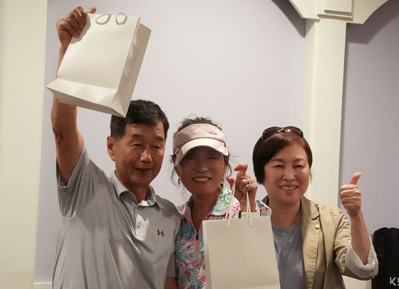 최소 타수상 이석호 동문과 구연회 동문, 이선애 회장.