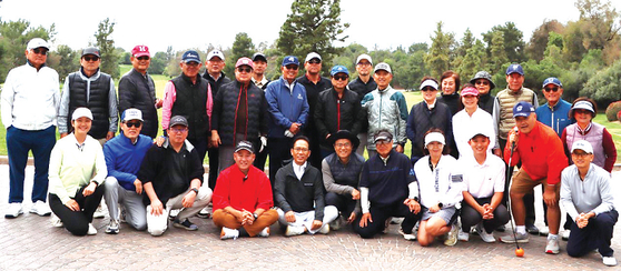 지난 17일 인더스트리얼힐스골프클럽에서 열린 한양대총장배남가주 동문 골프대회에 참가한 동문들. [동문회 제공]