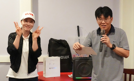 여자 장타상 우래형 동문과 김영훈 부회장.